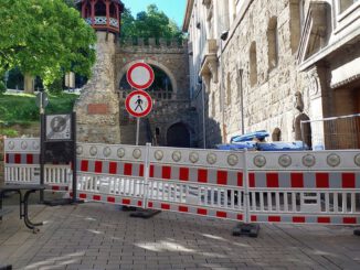 Fassadenschaden an Gebäude bei Kaiser Friedrich Therme führt zu Straßensperrungen
