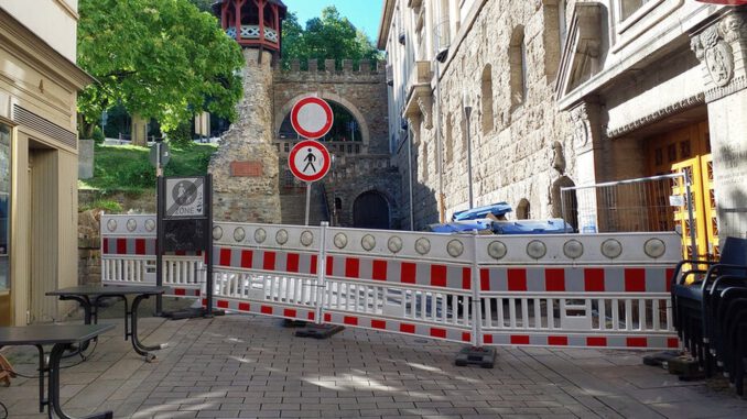 Fassadenschaden an Gebäude bei Kaiser Friedrich Therme führt zu Straßensperrungen Fassadenschaden an Gebäude bei Kaiser Friedrich Therme führt zu Straßensperrungen