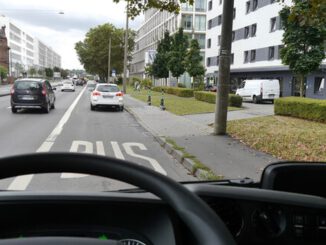 Frontkameras in 14 Wiesbadener Bussen dokumentieren Falschparker und entlasten das Fahrpersonal