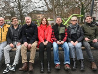 Große Hollywoodschaukel auf dem Schulberg eröffnet Aussichtspunkt über Wiesbadens Innenstadt