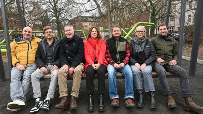 Große Hollywoodschaukel auf dem Schulberg eröffnet Aussichtspunkt über Wiesbadens Innenstadt