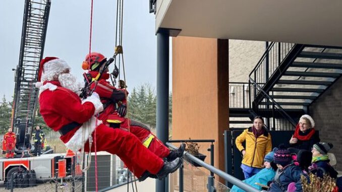 Höhenretter der Feuerwehr überraschten Kinder im Zwerg Nase Zentrum am Nikolaustag Höhenretter der Feuerwehr überraschten Kinder im Zwerg Nase Zentrum am Nikolaustag