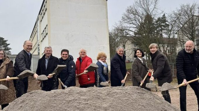 Kohlheckschule wird vierzügig: Neubau mit Mensa, Ganztagsräumen und Doppelsporthalle soll bis 2028 fertig sein Kohlheckschule wird vierzügig: Neubau mit Mensa, Ganztagsräumen und Doppelsporthalle soll bis 2028 fertig sein