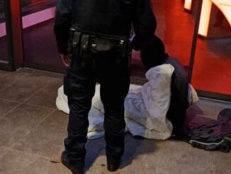 Nächtliche Streifen in Wiesbaden: Stadtpolizei reicht heißen Tee und informiert über Notunterkünfte