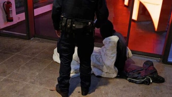 Nächtliche Streifen in Wiesbaden: Stadtpolizei reicht heißen Tee und informiert über Notunterkünfte