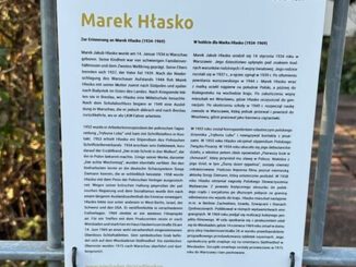 Wiesbaden bringt Gedenktafel für den Schriftsteller Marek Hłasko an seinem Wohnhaus an