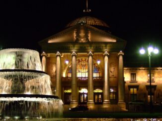 Wiesbaden kündigt Drohnenshow an und verschärft Kontrollen am Kurhaus