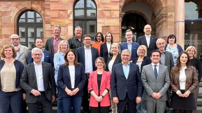Wiesbaden: Neuer Magistrat nimmt Arbeit im Rathaus auf