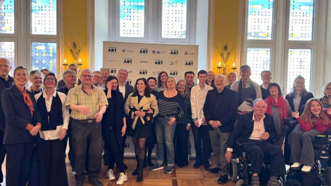 Wiesbaden startet inklusives Kunstprojekt mit Tandems, Film und Auktion