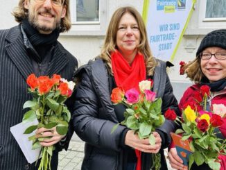 Wiesbaden verteilt Fairtrade-Rosen zum Valentinstag und weist auf faire Lieferketten hin