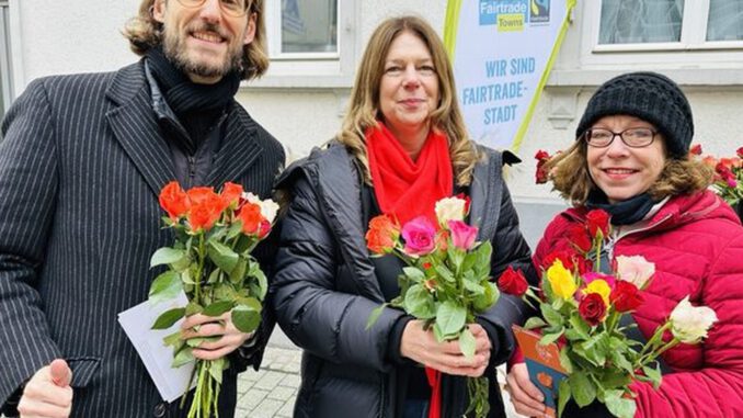 Wiesbaden verteilt Fairtrade-Rosen zum Valentinstag und weist auf faire Lieferketten hin