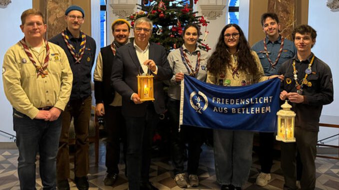 Wiesbadener Oberbürgermeister empfängt Friedenslicht im Rathaus